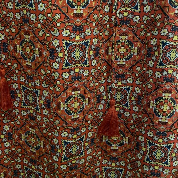 Skye's The Limit Woman 3X Red Medallion Lace Up Tassel Sharkbite Sleeveless Top - Picture 5 of 5